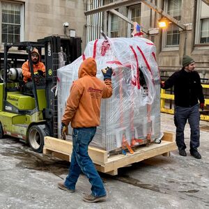 Workers unload the new PEEM microscope
